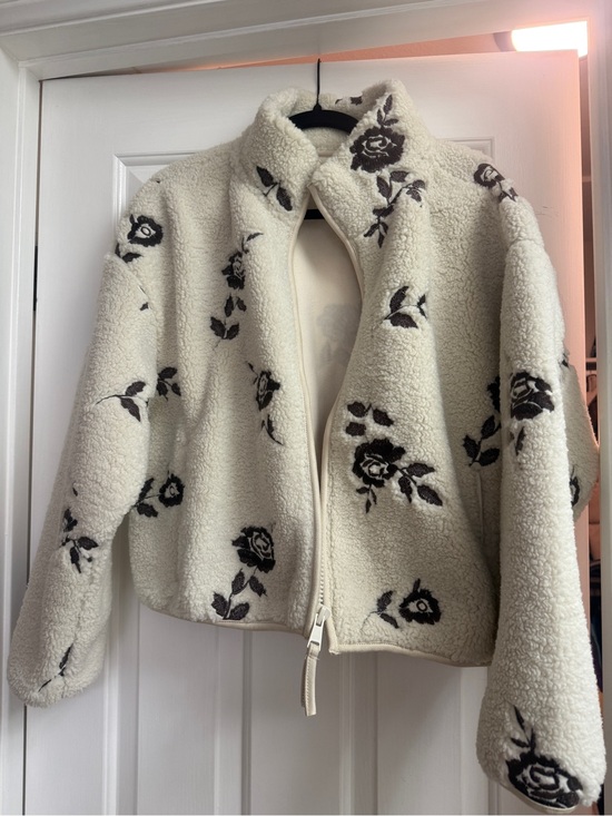 Abercrombie & Fitch Jackets & Blazers - Abercrombie Cream Floral Sherpa Jacket - Women